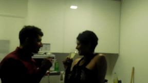 encontre al vecino en el ascensor y se la chupe divino