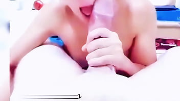 Milf cachonda mientras lleva mi monstruosa polla a su boca me mira con perversi&oacute_n.Ella le habla tan caliente a mi verga! Corrida facial
