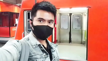 Joven le encanta que le mame el pito en el metro rumbo a Buenavista