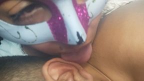 fetiche extrano, sexy y muy caliente, a ella le gusta chupar y lamer la oreja de su amante / abneyzimmer / leandrozimmer