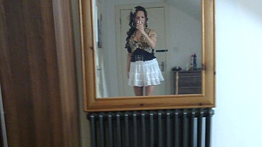 Nikki Montero es una puta mirandose al espejo