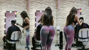 visite a esta chica en su barberia y me recibio con una ropa ajustada que le hacia resaltar su cuerpo y me daban ganas de cachondear con ella y besarnos hasta terminar lleno de lujuria sexual