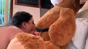 brincando com o meu ursinho toddy