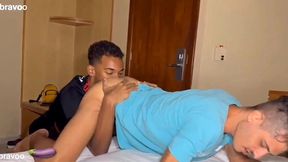 moreno pauzudo me comeu gostoso que chegamos a quebrar a cama do motel
