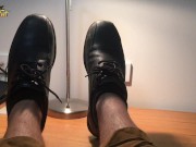 HOW DO YOU FEEL ABOUT WRINKLED SOLES - FEET ON THE DESK KIND OF DAY - MANLYFOOT 👣