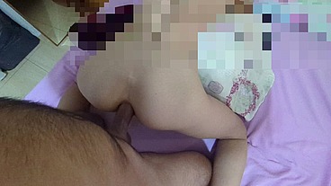 Anal Chica cachonda a cuatro patas toma una polla enorme y la mete en su pequeño y apretado culo hasta correrse dentro