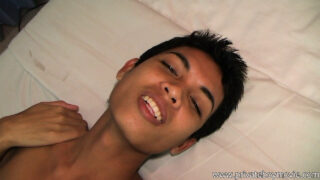 スキニーのゲイ twink がお互いの尻を激しく突き合う