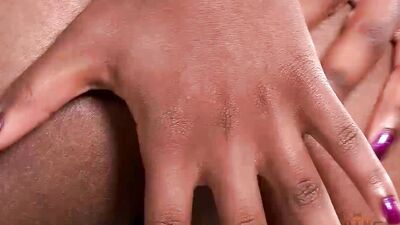 Daizy Cooper uses her fingers to pleasure herself in HD