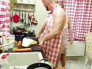 Мачеха соблазняет меня пока я готовлю ужин