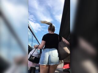 Candid booty: Huge bubble butt in shorts