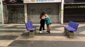 amigas aprontando no centro da cidade em publico, a rabuda e a peituda gozaram na oliveira lima gostoso. - manddy may