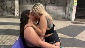 amigas aprontando no centro da cidade em publico, a rabuda e a peituda gozaram na oliveira lima gostoso. - manddy may