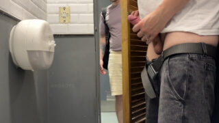 Cảnh quay ngoài trời công khai về các chàng trai trẻ nghiệp dư người châu Âu: màn oral sex với dương vật to, nuốt trọn dương vật dẫn đến màn quan hệ tình dục qua hậu môn mãnh liệt.