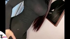 La amiga de mi madrastra me la chupa y me cabalga bien la polla