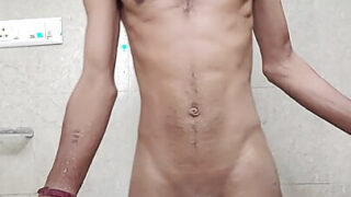 Ragazzi asiatici del college con cazzi enormi si masturbano e si succhiano a vicenda in un bollente 69 prima di una scopata anale in bagno.