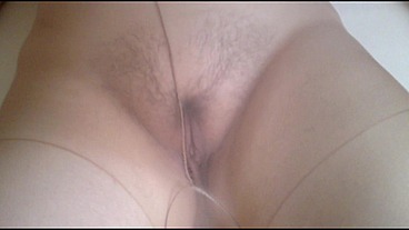Pralle Stute spielt vor Nylonjunge in Strumpfhose [Masturbation]