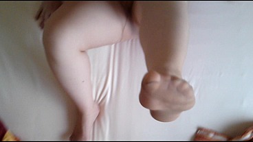 Pralle Stute spielt vor Nylonjunge in Strumpfhose [Masturbation]