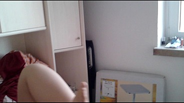 Pralle Stute spielt vor Nylonjunge in Strumpfhose [Masturbation]