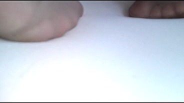Pralle Stute spielt vor Nylonjunge in Strumpfhose [Masturbation]