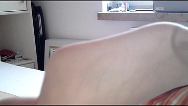 Pralle Stute spielt vor Nylonjunge in Strumpfhose [Masturbation]