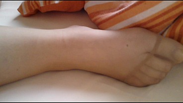 Pralle Stute spielt vor Nylonjunge in Strumpfhose [Masturbation]