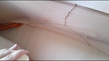 Pralle Stute spielt vor Nylonjunge in Strumpfhose [Masturbation]