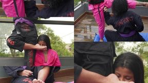 Sessão de fotos de arte marcial com pés nos rosto e soco na vagina