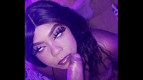 Joven ebony me chapa la polla con su boca caliente