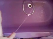 Heimlich in die Badewanne einer Freundin gepisst - und das nicht wenig :-)