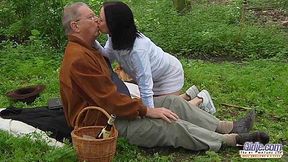 Ally Style In Hot Picnic Meal