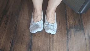 Deep toe wiggle in grey ballet flats