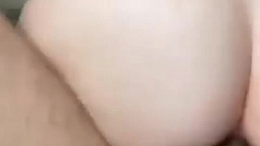 Rica y profunda montada se da esta jovencita, después de chatear con un suscriptor.