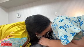 madura casada fazendo anal numa suruba com a amiga gordinha e dois machos