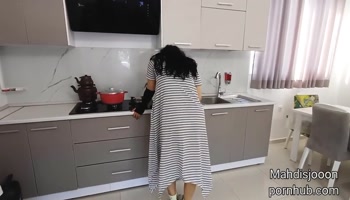 سکس ایرانی تو آشپزخونه با ز.ندا.د.ا.شم وقتی که شوهرش رفته بود خرید ( مکالمه فارسی)🤤