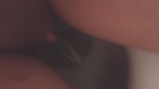 勃起したデカクリで放尿