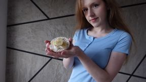 I'm eating a banana with rice cakes