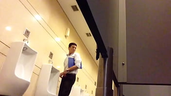 anh văn ph&ograve_ng sục cu trong toilet vincom.MOV