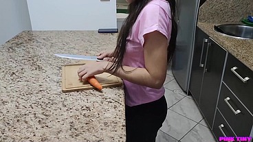 Mi Cuñada Caliente Esta Ansiosa por Una Polla Grande le Provoco la Zanahoria en el Culo