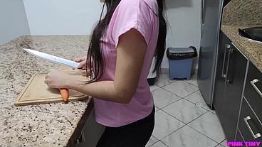 Mi Cuñada Caliente Esta Ansiosa por Una Polla Grande le Provoco la Zanahoria en el Culo