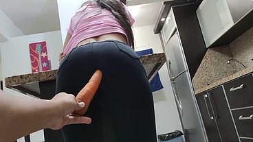 Mi Cuñada Caliente Esta Ansiosa por Una Polla Grande le Provoco la Zanahoria en el Culo
