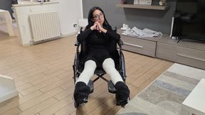 Miss Annika e a casa sua, sta preparando i vestitini per le sue principessine, quando capisce che non ci arriva. Si inventa una specie di scala ma purtroppo NON È una scala. Si arrampica, vola e si frattura le due gambe. Chiede aiuto, si trascina poi