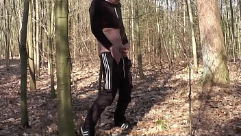 Beim Joggen im Wald gepisst