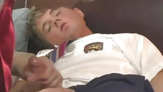 Gorący młody Tyler Berke w mundurze obciąga kutasa, ostro go ujeżdża i zostaje wyruchany w dupę