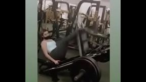 Zianya en el gym leggins verde