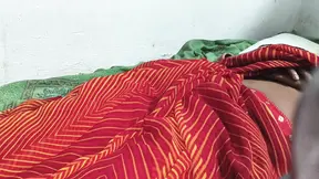 Indiase VRouw in een sari trekt zich uit om een zwoele pijpen te geven, haar lange