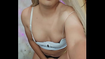 Linda cachonda transexual masturbando