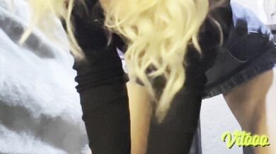 My girlfriend grabs my dick and sucks it while she´s blindfolded