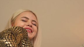Worship Gold Ass Of Khaleesi From Ukraine - Russian Language - HD 2560x1440