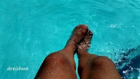Pies en la piscina con mucha agua