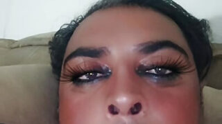 Homens gordinhos com bundas redondas acariciam pênis enormes, chupam paus e recebem penetração anal.